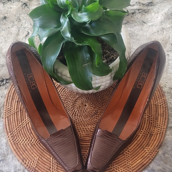 BCBG Vintage...7 (37) Italy pumps!!! - Picture 2 of 7